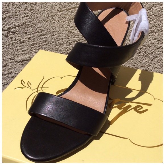 ❌SOLD❌Bettye Camryn Sandals - Picture 6 of 7